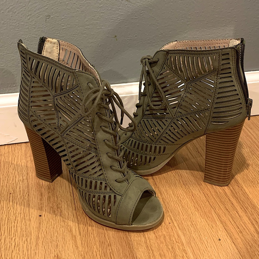 Army green lace up sandals with zipper in the back LIKE NEW sz 7